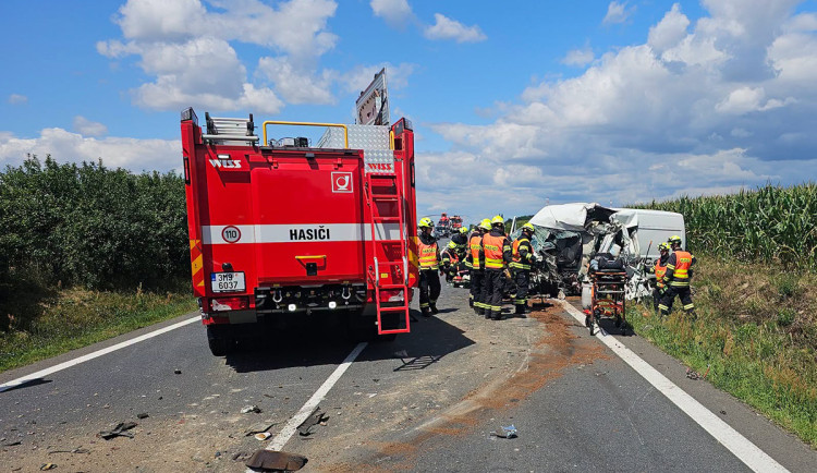 Těžká nehoda auta, dodávky a traktoru zablokovala tah mezi Olomoucí a Přerovem