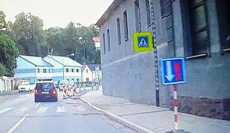 Nový nešvar v Jihlavě. Někdo v Polenské ulici otáčí značku, jednou skončila v koši