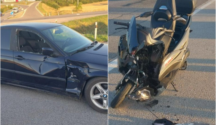Ranní nehoda auta se skútrem na Třebíčsku. Motocyklista skončil v nemocnici