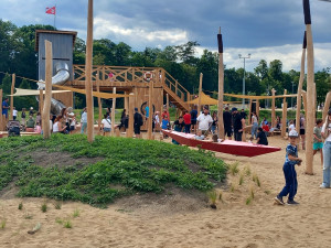 FOTO, VIDEO: Nové hřiště v Českém mlýně si oblíbili děti i jejich rodiče