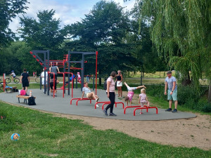 FOTO, VIDEO: Nové hřiště v Českém mlýně si oblíbili děti i jejich rodiče