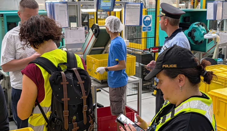 Firmu ve Velké Bíteši navštívili policisté. Zkontrolovali 37 zaměstnaných cizinců