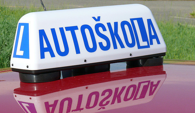 Žákyně autoškoly skončila po nehodě v nemocnici
