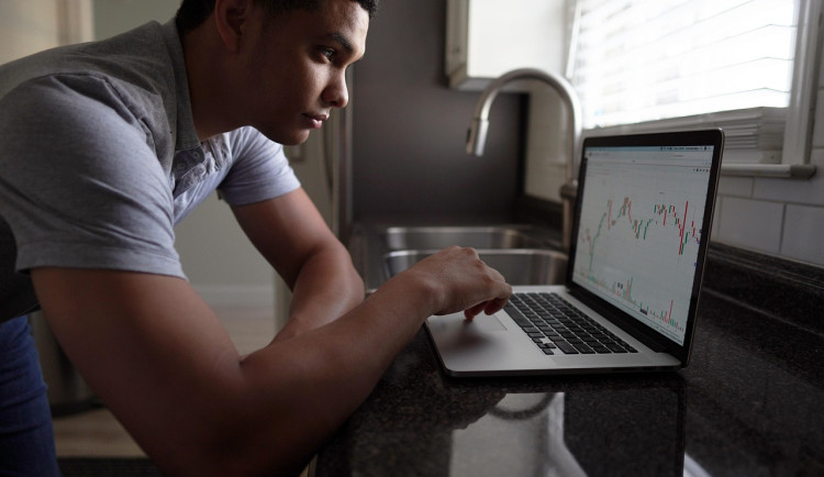 Mladí věří influencerům. Každý čtvrtý podle nich investoval