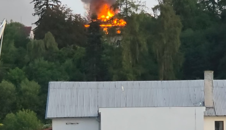 V Písku shořela Vila Marta, zásah hasičů komplikoval špatný terén