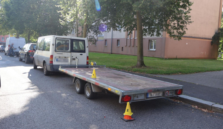Policie hledá svědky nehody v Chodově. Řidička po střetu s přívěsem z místa odjela