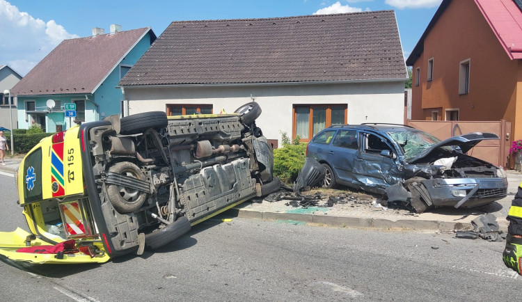 V centru Stonařova se srazila sanitka s osobákem. V péči lékařů skončili tři lidé