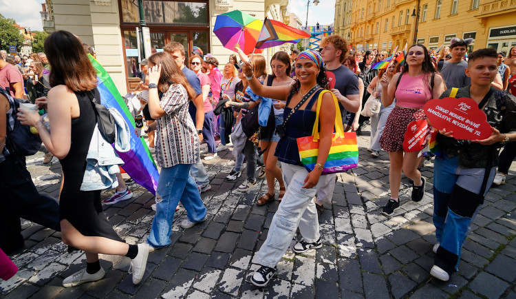 Pochod Prague Pride ohlídají stovky policistů na koních, lodích i z vrtulníku