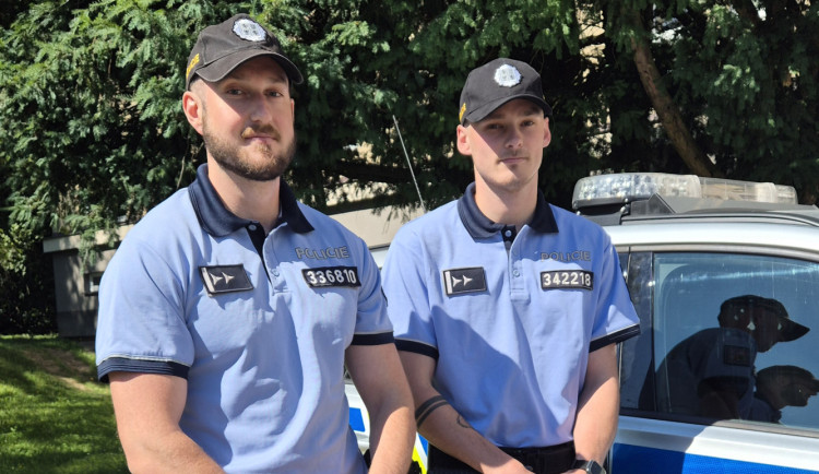 Jedenáctiletá dívka si chtěla ublížit. Rozmluvili jí to dva empatičtí policisté