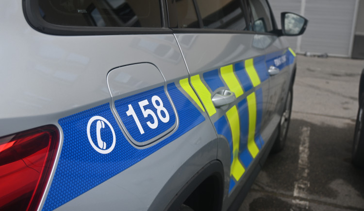Mladý řidič v Kamenici spustil dominový efekt. Nezabrzděné auto nabouralo další