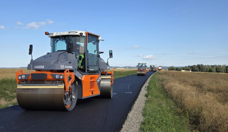 Krajští silničáři pracují se dvěma novými válci. Výměna proběhla po 15 letech