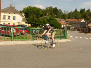 Dřevěný muž v Lukách nad Jihlavou měl rekordní účast, triatlon zvládlo přes 250 lidí
