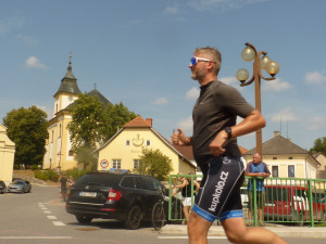 Dřevěný muž v Lukách nad Jihlavou měl rekordní účast, triatlon zvládlo přes 250 lidí