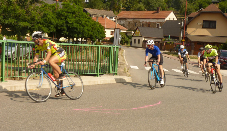 Dřevěný muž v Lukách nad Jihlavou měl rekordní účast, triatlon zvládlo přes 250 lidí