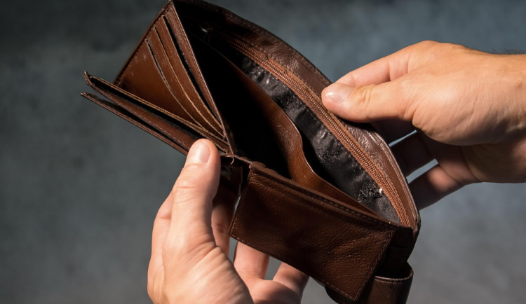 Mladí Češi mají finance pod kontrolou. Přesto jim chybí peníze na zážitky
