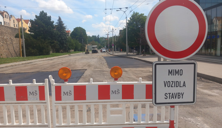Dopravní peklo v Jihlavě: Dělníci zavřou část Žižkovy ulice i příjezd od Helenína