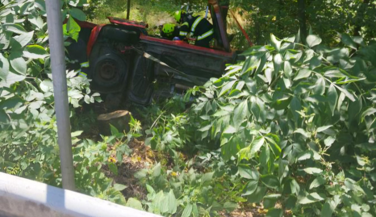 Polenskou ulici v Jihlavě dnes odpoledne uzavřela nehoda, řidička sjela ze stráně