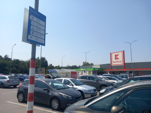 Parkování v Jihlavě XXXX.: U Kauflandu zdarma jen dvě hodiny, den je za 650 korun
