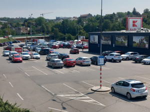 Parkování v Jihlavě XXXX.: U Kauflandu zdarma jen dvě hodiny, den je za 650 korun
