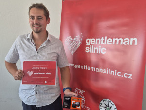 Řidička zůstala ve voze, který se rychle potápěl. Zachránil jí kolemjedoucí řidič