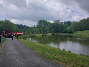 Řidička zůstala ve voze, který se rychle potápěl. Zachránil jí kolemjedoucí řidič
