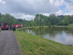 Řidička zůstala ve voze, který se rychle potápěl. Zachránil jí kolemjedoucí řidič