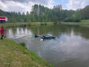Řidička zůstala ve voze, který se rychle potápěl. Zachránil jí kolemjedoucí řidič