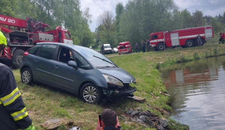 Řidička zůstala ve voze, který se rychle potápěl. Zachránil jí kolemjedoucí řidič