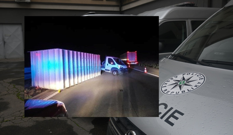 Provoz na dálnici zkomplikovala noční nehoda. Z dodávky spadl převářený bazén