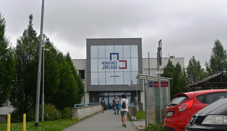 Ani ostraha nezvládala problémovou ženu v jihlavské nemocnici, ta má nyní být v Třebíči