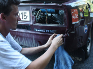 “Škodovka a skála”. Výhodou starého auta je fakt, že se do něj nebojíte “říznout” kladivem. Červenec 2015