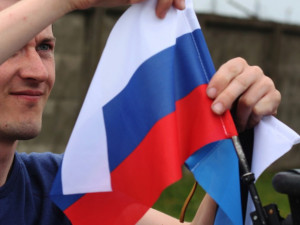 Stejně jako na předchozích přechodech došlo i na estonsko- ruské hranici k pravidelné výměně vlaječek na zahrádce škodovky. Českou státní vlajku doplnila vlajka Ruské federace. Červen 2015