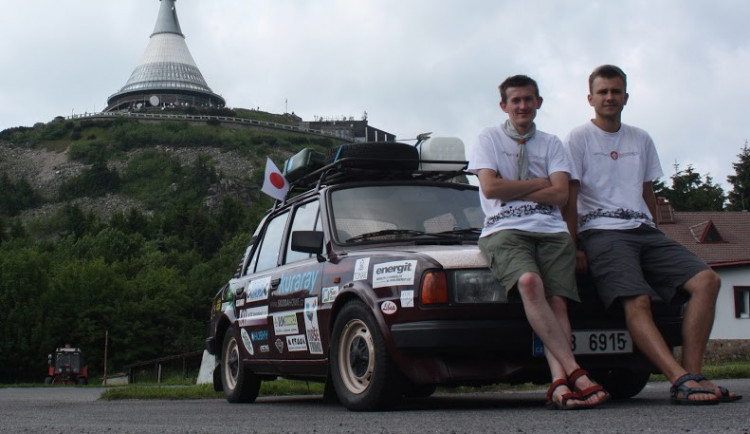 Cestovatelé před opuštěním republiky pod vrcholem Ještědu, červen 2015	