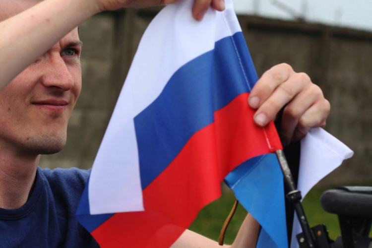 Stejně jako na předchozích přechodech došlo i na estonsko- ruské hranici k pravidelné výměně vlaječek na zahrádce škodovky. Českou státní vlajku doplnila vlajka Ruské federace. Červen 2015
