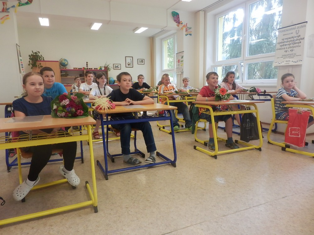 Předávání závěrečného vysvědčení ve školním roce 2015/2016, ZŠ Kostelec