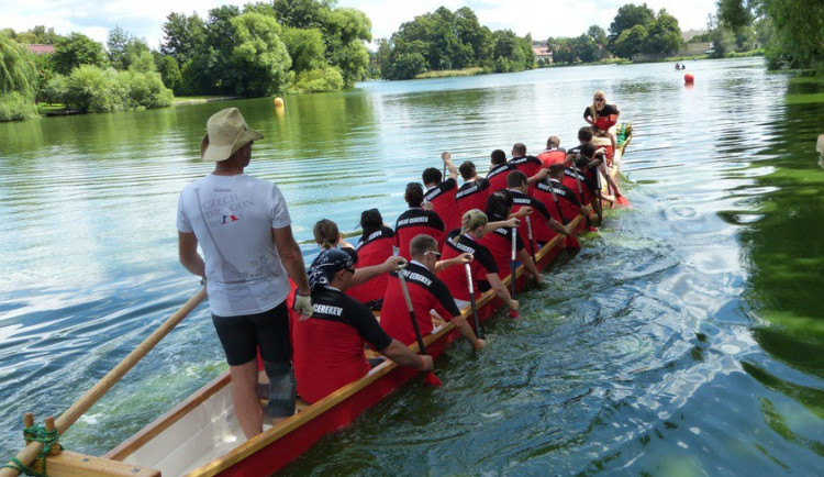 Závody dračích lodí v Telči 2016
