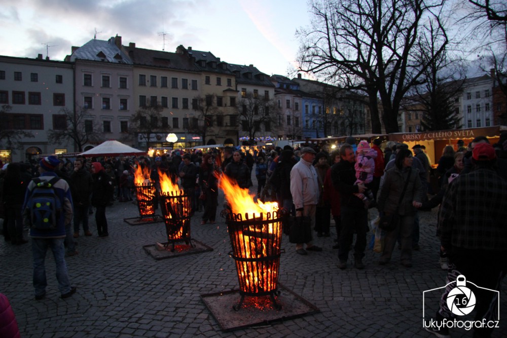 Jihlava zahájila advent rozsvícením vánočního stromečku na náměstí