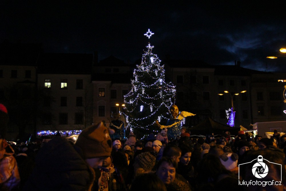 Jihlava zahájila advent rozsvícením vánočního stromečku na náměstí