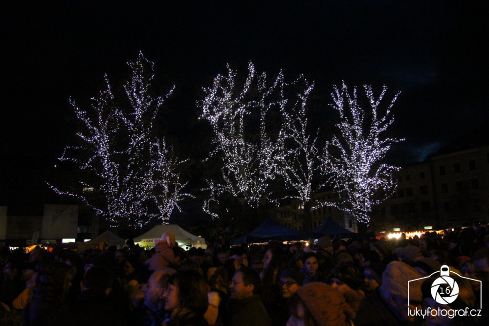 Jihlava zahájila advent rozsvícením vánočního stromečku na náměstí