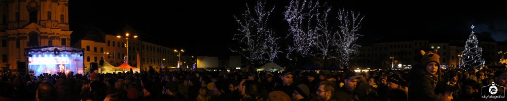 Jihlava zahájila advent rozsvícením vánočního stromečku na náměstí