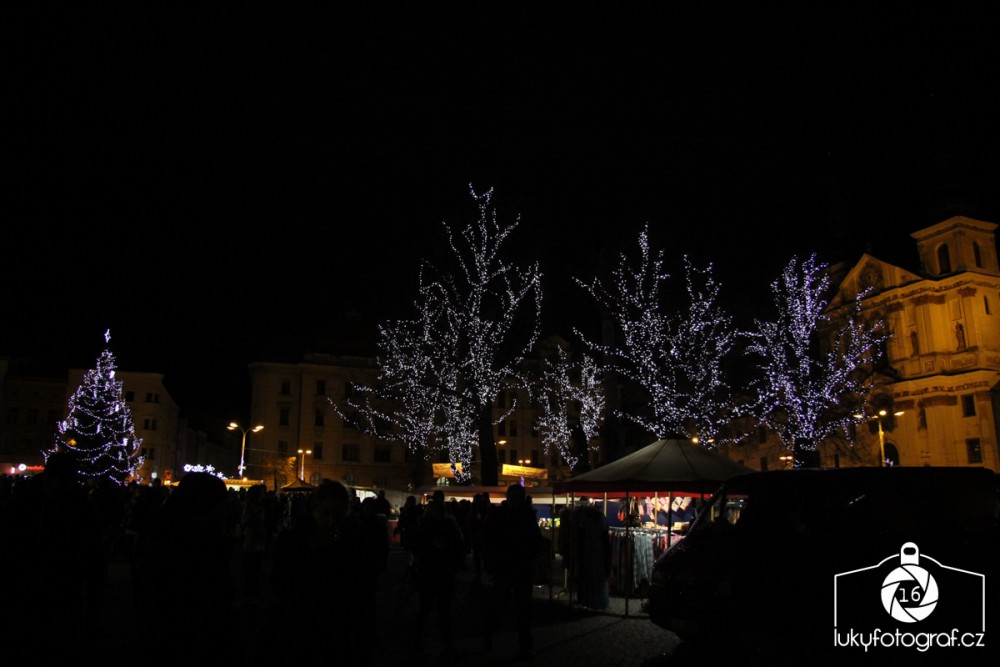 Jihlava zahájila advent rozsvícením vánočního stromečku na náměstí