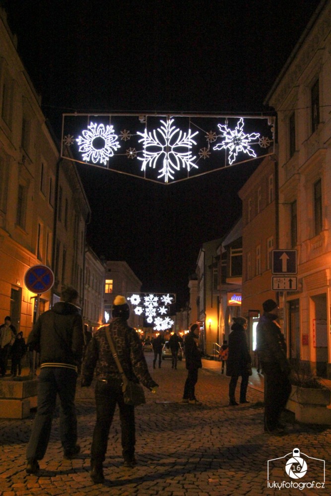Jihlava zahájila advent rozsvícením vánočního stromečku na náměstí