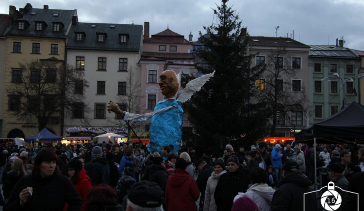 Jihlava zahájila advent rozsvícením vánočního stromečku na náměstí
