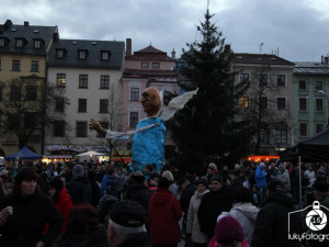 Jihlava zahájila advent rozsvícením vánočního stromečku na náměstí