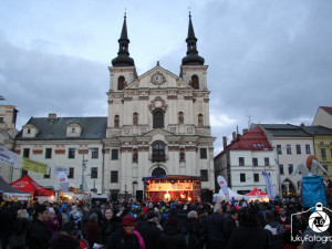 Jihlava zahájila advent rozsvícením vánočního stromečku na náměstí