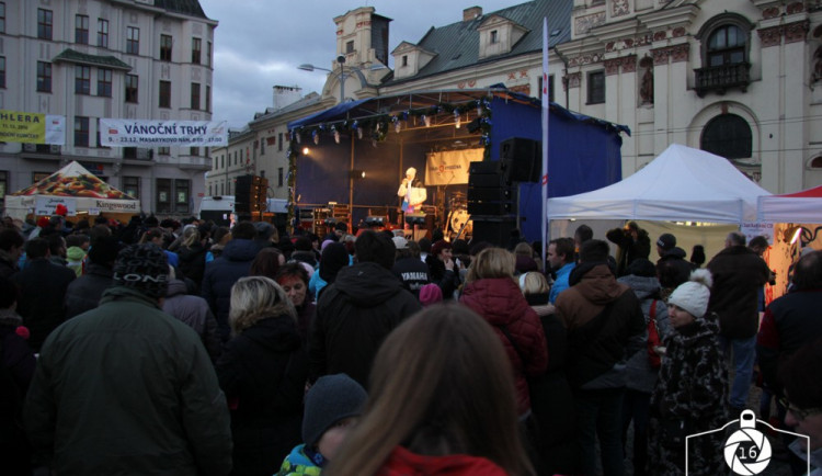 Jihlava zahájila advent rozsvícením vánočního stromečku na náměstí