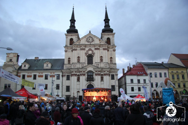 Jihlava zahájila advent rozsvícením vánočního stromečku na náměstí