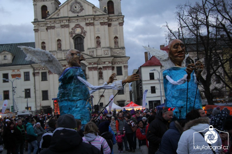Jihlava zahájila advent rozsvícením vánočního stromečku na náměstí