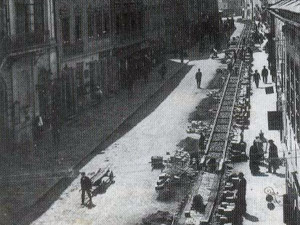 Pokládání kolejí v  dnešní Komenského ulici