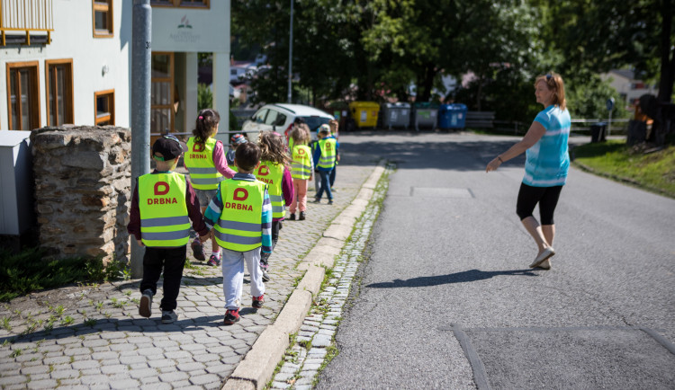 Drbna nadělila dětem ze školky U Dlouhé stěny
